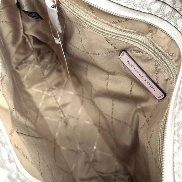 Michael Kors Large Messenger Bag & Large Double Zip Wallet Vanilla/Powder
Blush - Picture 9 of 14